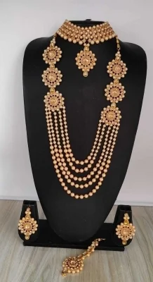 Alloy Jewel SetColor :GoldColor Code :GOLDModel Number :S16NOLCDSales Package Id :ITS A PACK OF COMBO WITH ONE CHOKER SET,