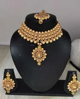 Alloy Jewel SetColor :GoldColor Code :GOLDModel Number :S16NOLCDSales Package Id :ITS A PACK OF COMBO WITH ONE CHOKER SET,
