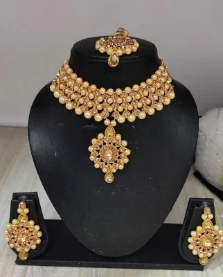 Alloy Jewel SetColor :GoldColor Code :GOLDModel Number :S16NOLCDSales Package Id :ITS A PACK OF COMBO WITH ONE CHOKER SET,