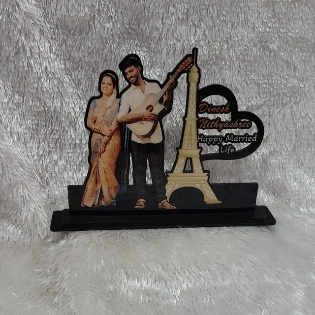 Eiffel Tower Love Couple - Customized Cutout Frame