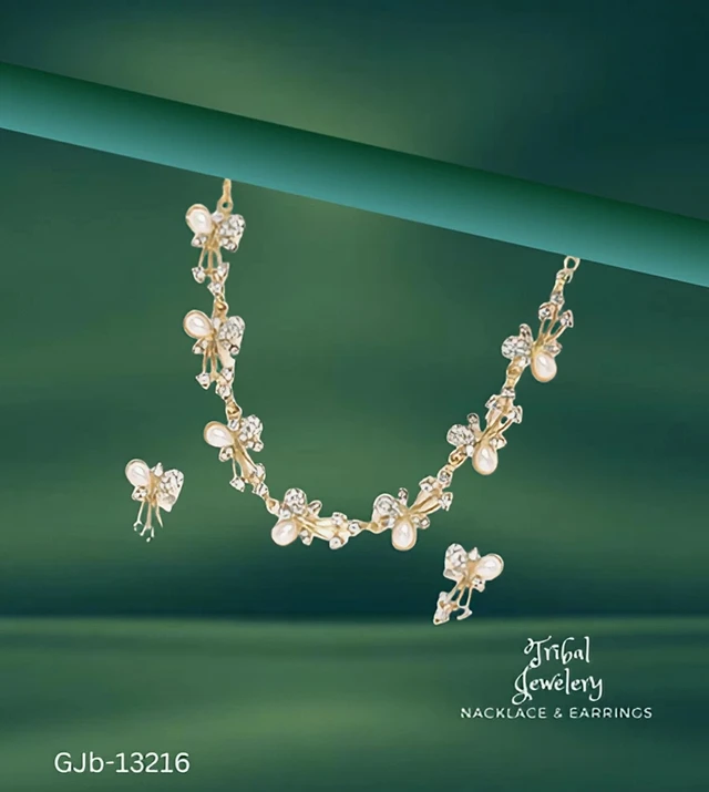 GJb-13216 Pearls And Diamond Necklace Set - Adjustable