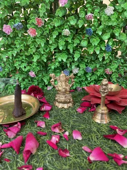 VIKRAM METAL Brass Ganesh Murti - 3 inch, GOLDEN