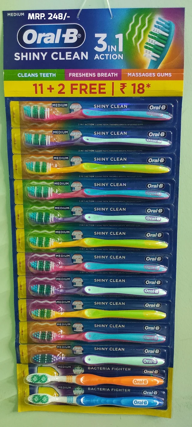 Oral-B SHINY CLEAN Toothbrush (18/-)