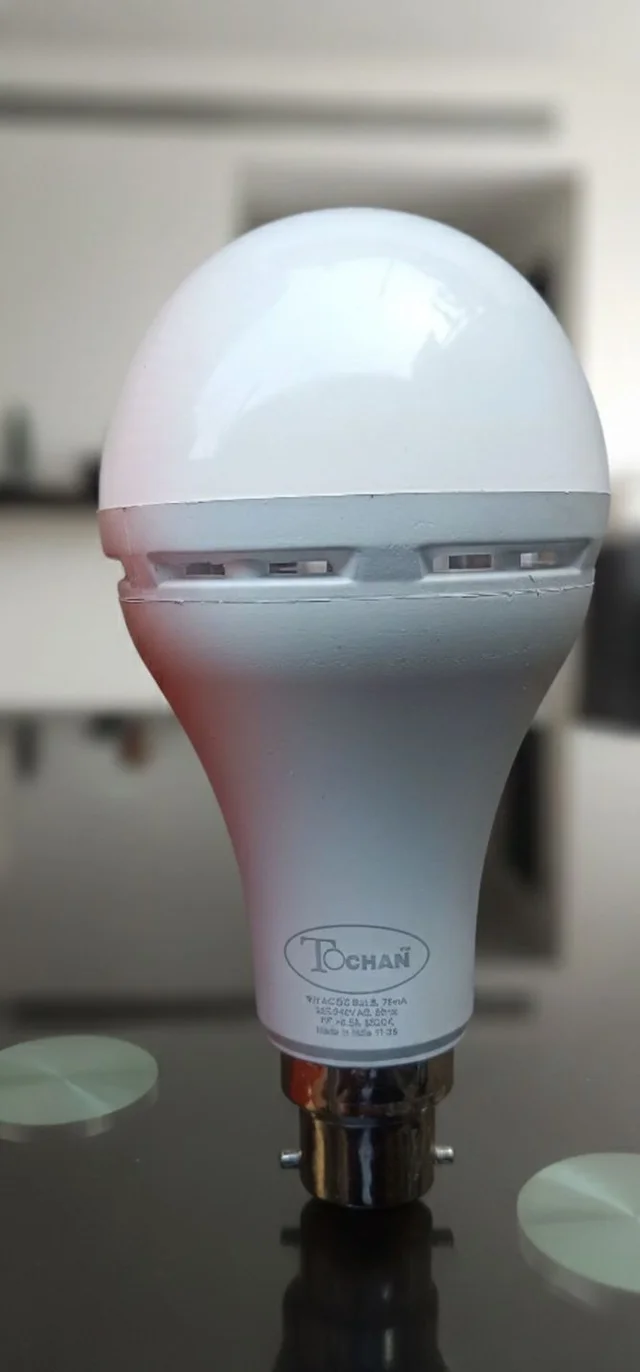 Tochan ACDC EMERGENCY BULB RECHARGEABLE 9 WATT - White