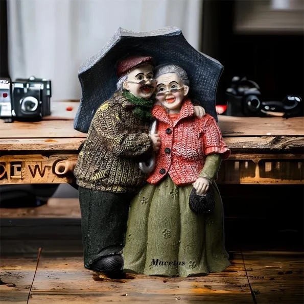 OLD COUPLE STATUE - 7 inch