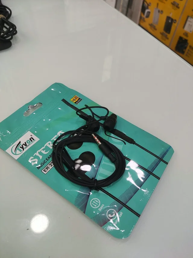 TYVON STEREO 3.5MM JACK WIRED EARPHONES - BLACK & WHITE
