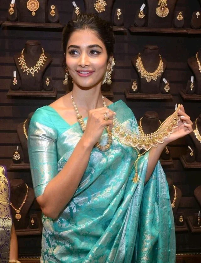 Trending Banarasi Silk Saree With Blouse
- Free Size