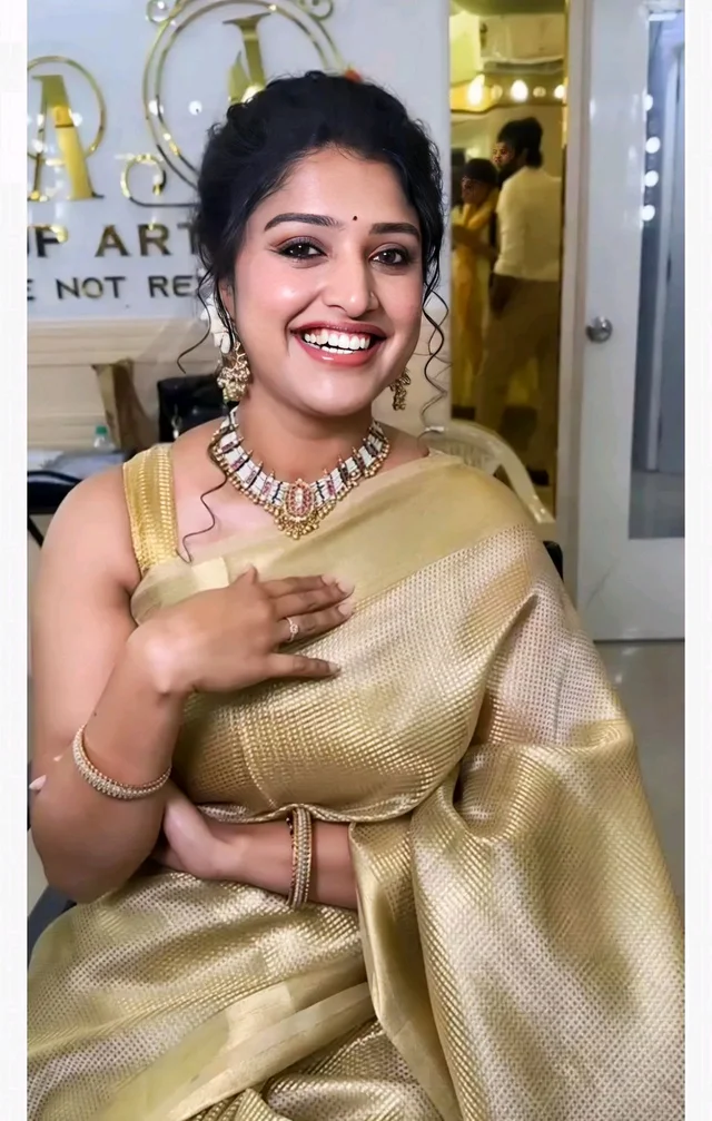 ๐ซ Banaras Water Jari Kairy Tissue Silk Saree โ A Symbol of Grace & Royal Charm - Gold, Free Size