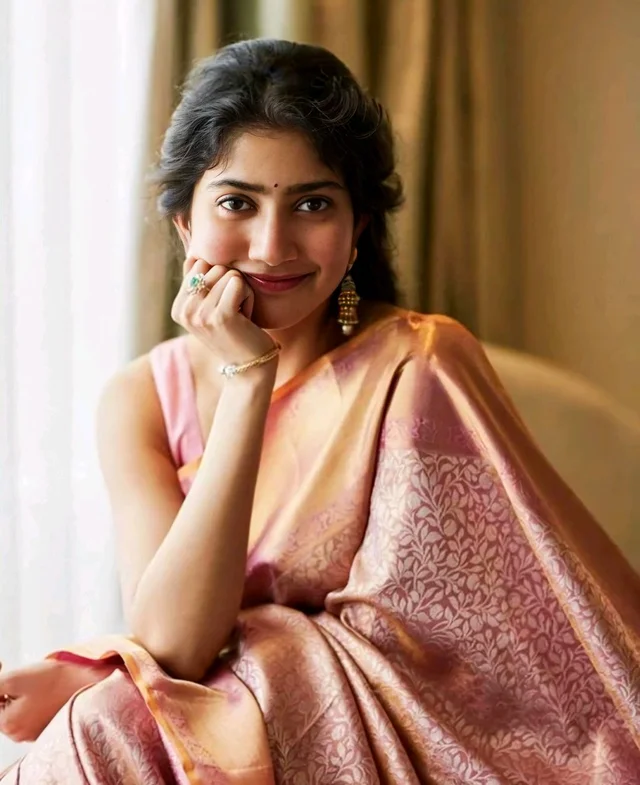✨ Sai Pallavi-Inspired Tissue Silk Saree ✨