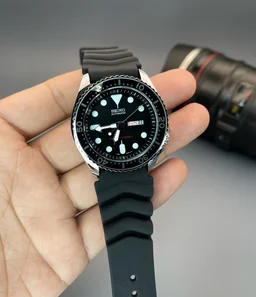 Seiko Amazez everyone around you by wearing this analog watch from the Sports Style collection by Seiko - Black