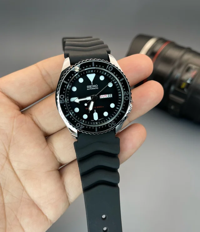 Seiko Amazez everyone around you by wearing this analog watch from the Sports Style collection by Seiko - Black