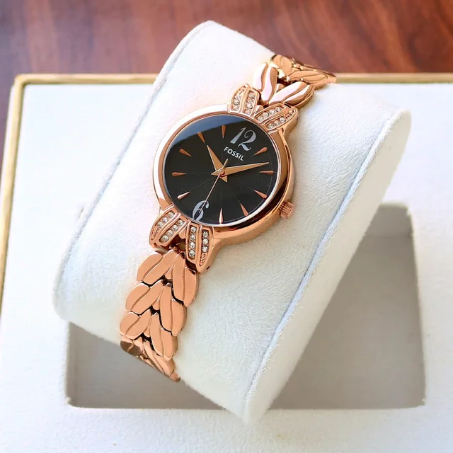 Fossil The Fossil Women's Collection is a comfortable-to-wear wrist watch that offers its owner precise timekeeping and exclusive looks for any occasion