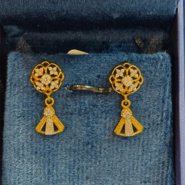 18KT HALLMARK GOLD EARRINGS - 18KT, 3.5 grams