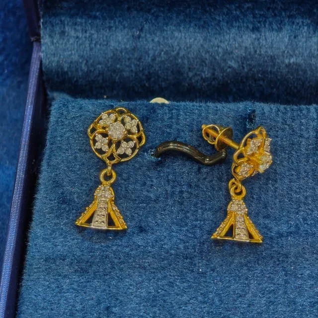 18KT HALLMARK GOLD EARRINGS - 18KT, 3.5 grams