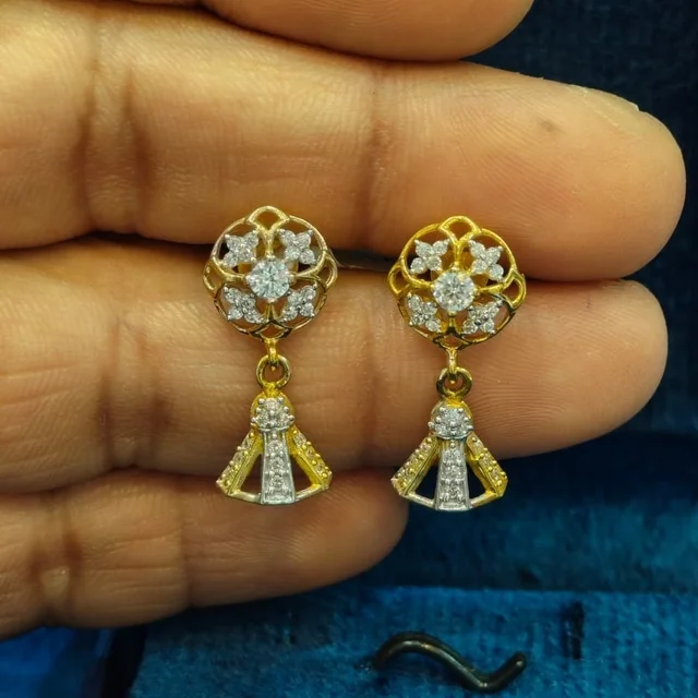 18KT HALLMARK GOLD EARRINGS - 18KT, 3.5 grams