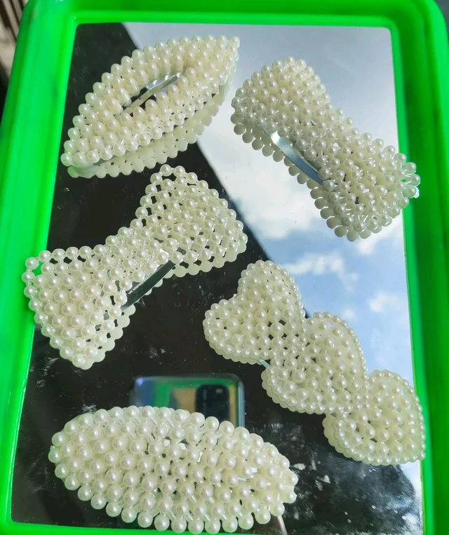 *Pearl clip*

Pahnih zel in...

Rs30