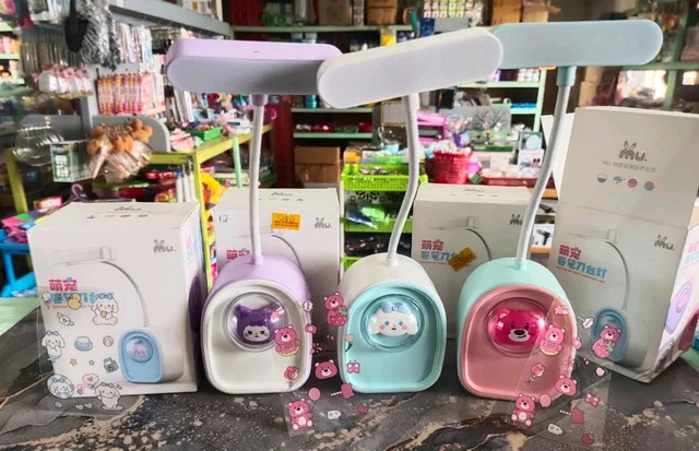 *Table lamp*

Duh dan dan in a kawih her theih a...sticker a chhawm vek bawk a ..chargeable ani e...a hnungah hian a cable dah thatna tur drawer te a awm ve thlap bawk e...🤩

