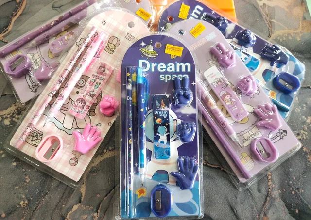 *PENCIL SET*

*PENCIL*
*CLICK PENCIL*
*Click pencil Refills(a mu kan tih ang kha)*
*Eraser pencil hmawra dah nghal theih*
*Sharpener*

