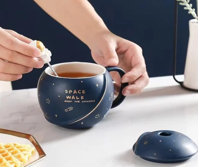 NYRWANA DELIVERING SMILES IN INIDA Coffee Mug, Mugs for Coffee, Ceramic Coffee Mug, Coffee Mug with Lid, Birthday Gift, Space Mug, 3D Creative Astronaut Planet Coffee Mug - 400ml (Dark Blue) - Bunting