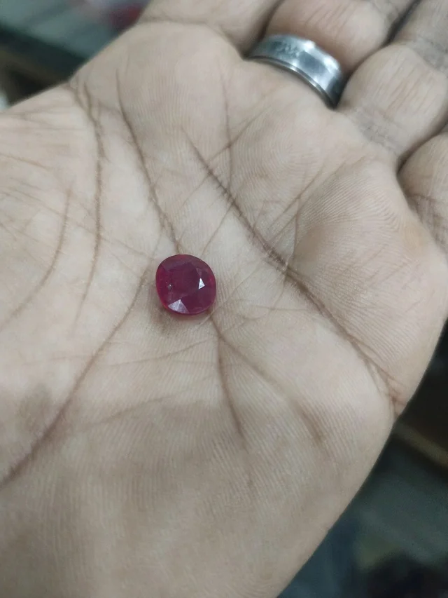 Astro Planet Ruby Manikya - Guardsman Red, Oval