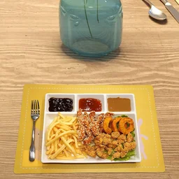 4-Compartment Serving Tray – Portion Control & Mess-Free Meals