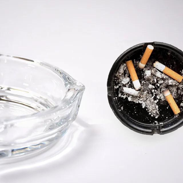 Crystal Glass Ashtray – Elegant Round Design for Home & Office | Styleva
