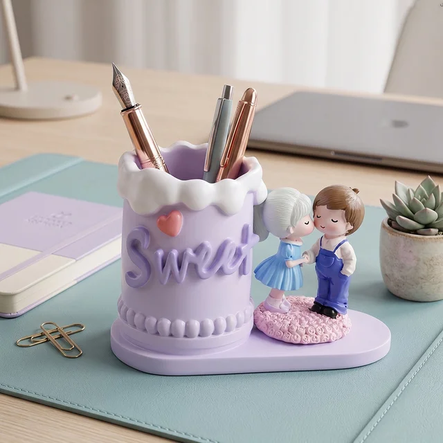 Cute Couple Pen Holder – Adorable Resin Desk Organizer & Showpiece