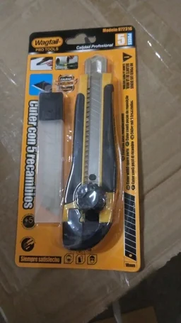 Cutter Knife Set – Heavy Duty Utility Knife with 4 Blades | Wagtail