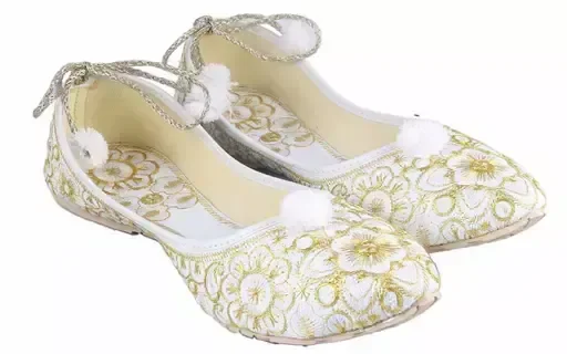 Attractive Women's White Juttis Mo