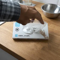 Disposable Plastic Gloves – Food-safe 100-piece pack for hygiene
