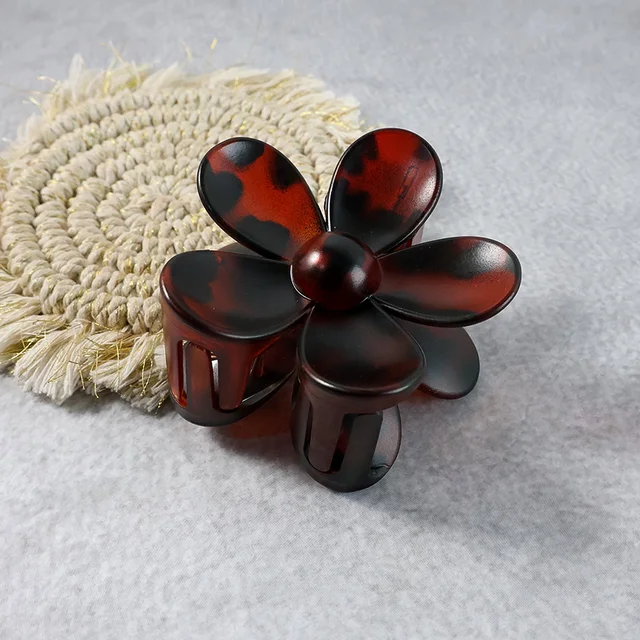 Flower Hair Clip – Elegant Plastic Claw for Secure Hold