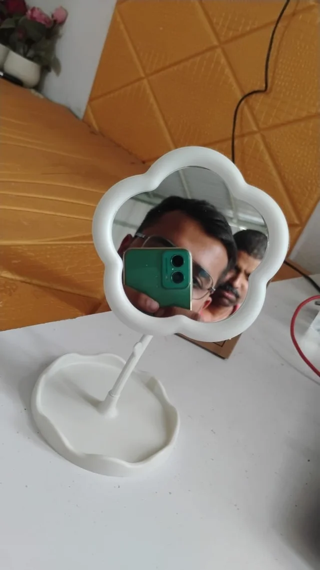 Flower-Shaped Makeup Mirror – Rotatable Vanity Mirror with Tray