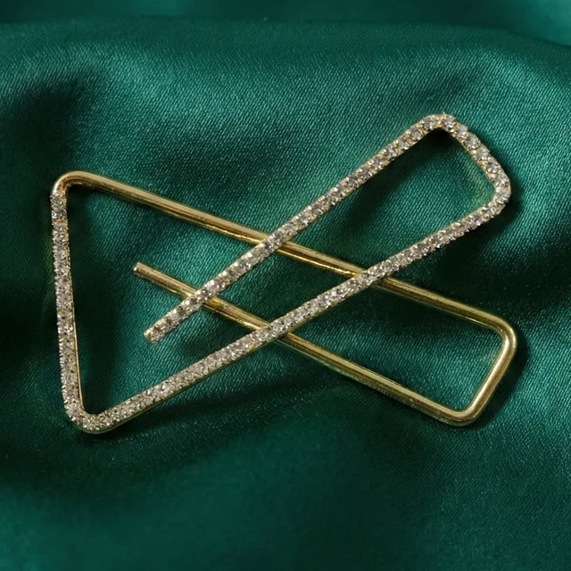 Golden Crystal Triangle Saree Safety Pin – Elegant Fabric Brooch