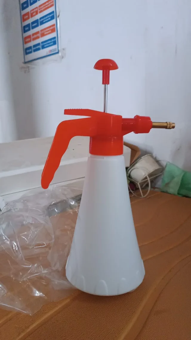 Handheld Pressure Water Sprayer Bottle 1L – Precise Gardening & Cleaning