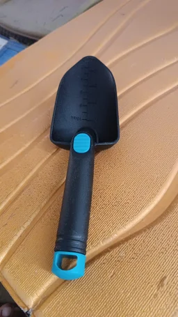 Heavy Duty Garden Hand Trowel – Durable Plastic with Measurement Marks