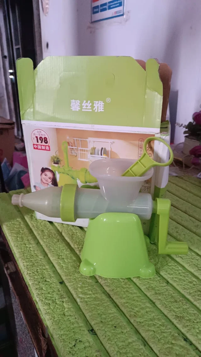 Manual Plastic Juicer – Easy, Compact & Durable for Fresh Juices