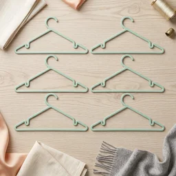 Plastic Clothes Hangers – Non-Slip Design for Safe Grip and Organization