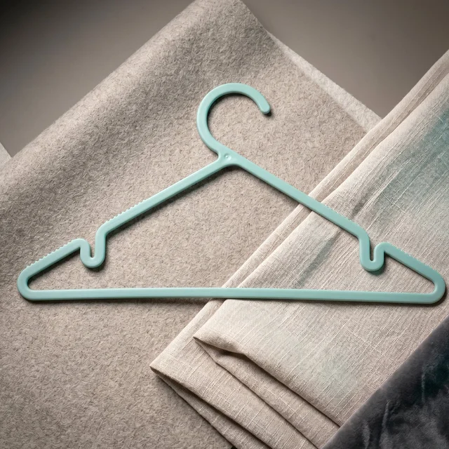 Plastic Clothes Hangers – Non-Slip Design for Safe Grip and Organization