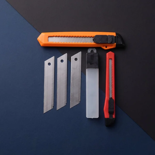 Professional Utility Knife Cutter Set with Extra Snap Off Blades (1 Set)
