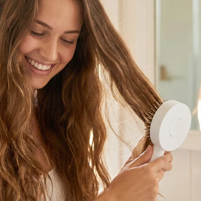 Self-Cleaning Hair Brush – Detangle & Massage | Velvet Wheels