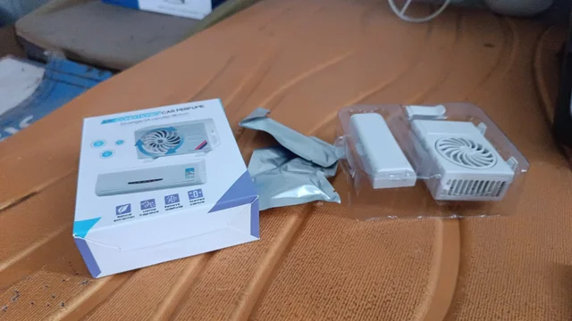 Solar-Powered Car Air Freshener – Built-in Perfume Diffuser