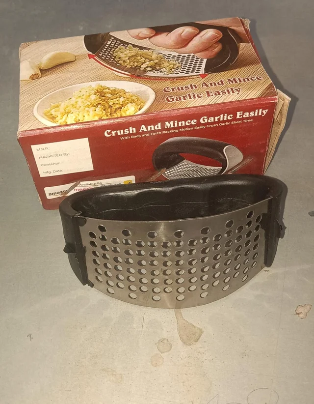 Stainless Steel Garlic Press – Ergonomic & Easy Clean | Quickslice
