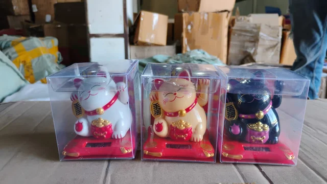 Waving Lucky Cat Statue – Solar Powered Wealth Decor | Styleva