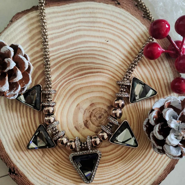 5 Triangle Beautiful Necklace - Black