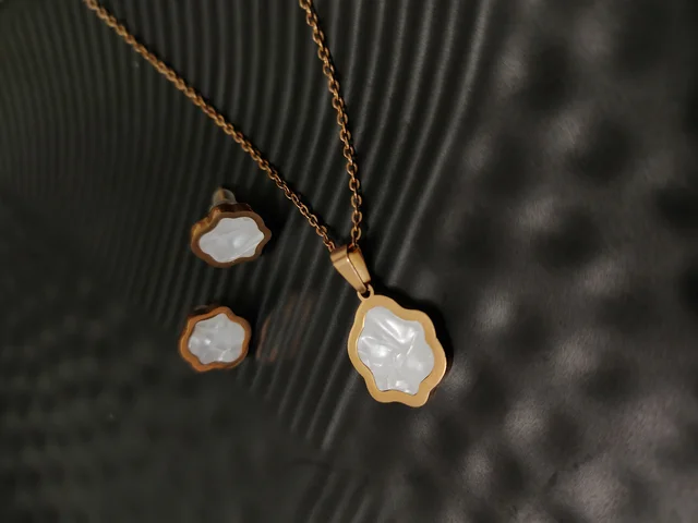  Anti Tarnish Woobly Pendant And Earring Set White
