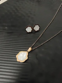 Anti Tarnish Woobly Pendant And Earring Set White