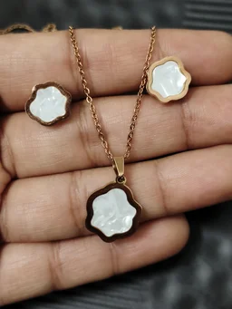 Anti Tarnish Woobly Pendant And Earring Set White