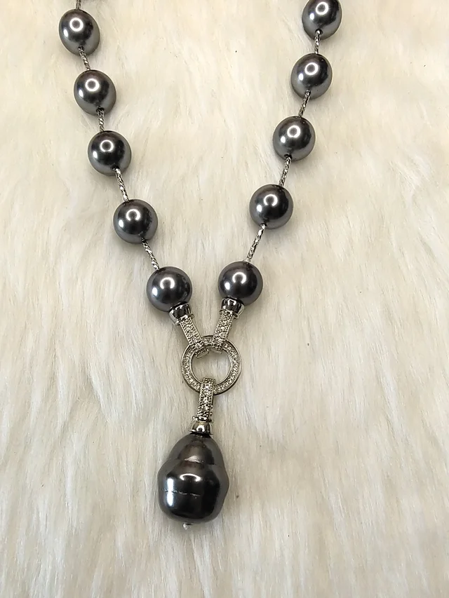 Black Pearls Hanging Necklace