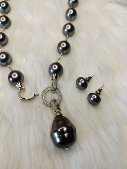 Black Pearls Hanging Necklace