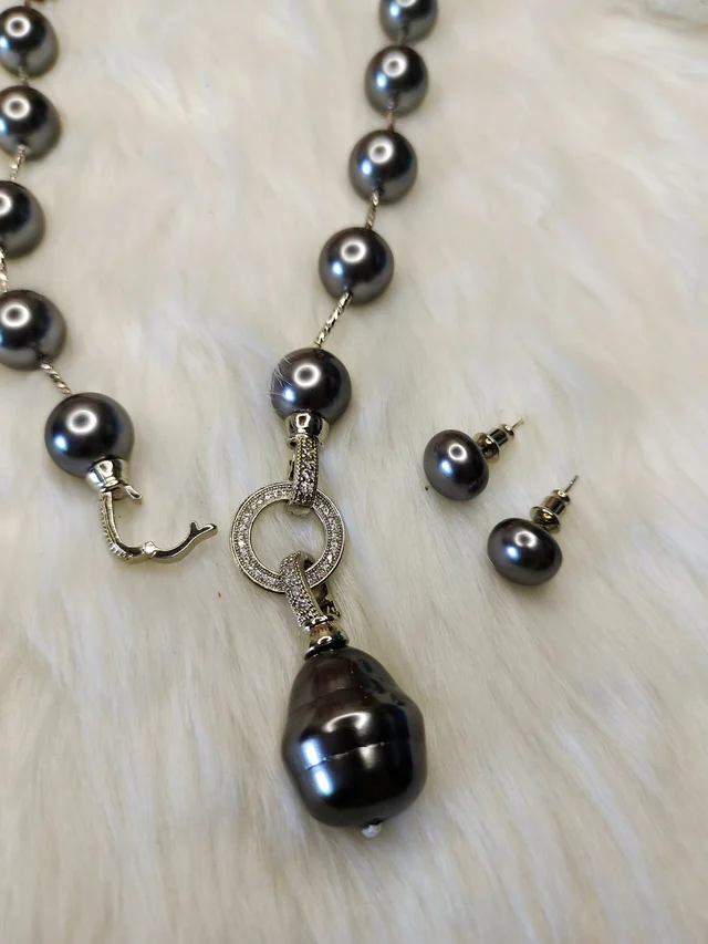 Black Pearls Hanging Necklace